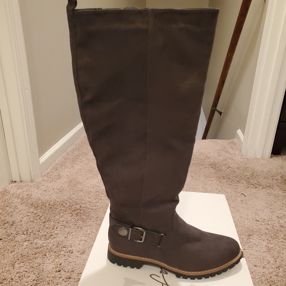Wide leg boots